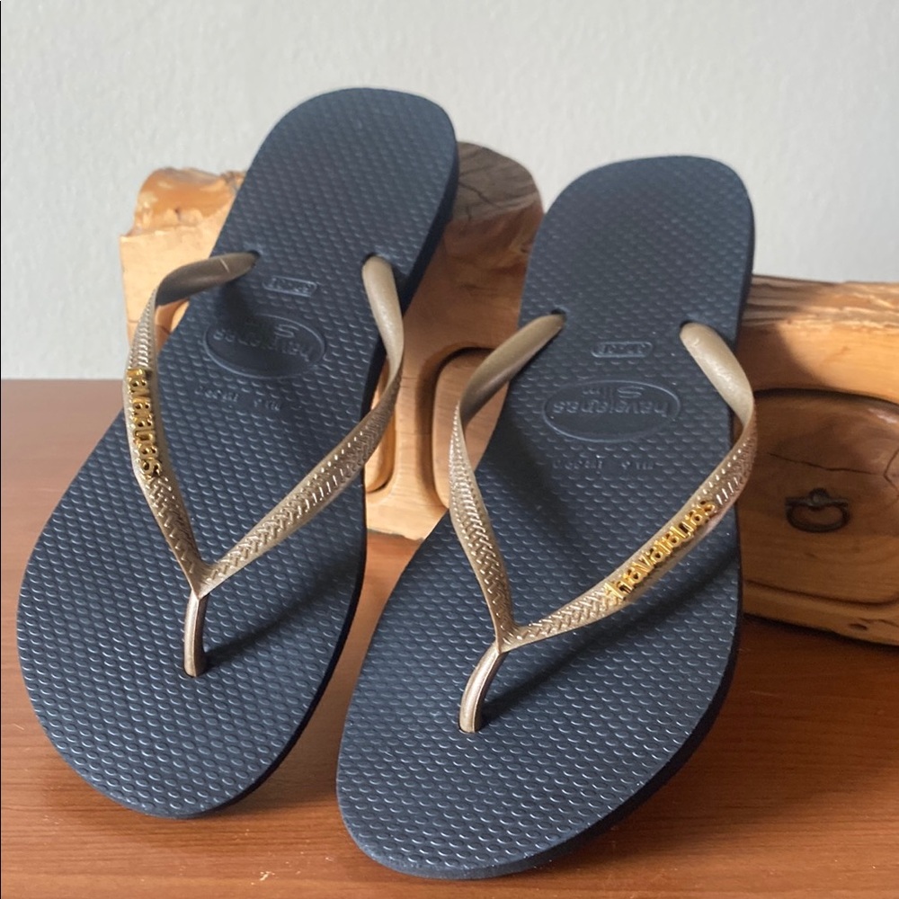 Havaianas Women's Black and Gold Flip Flops